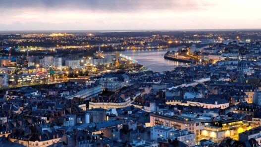 photo de nantes Nantes la nuit vue Loire depuis la tour Bretagne le nid