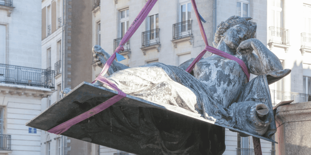 Des statues retirées de la fontaine de la place Royale