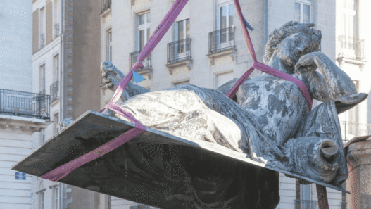 Des statues retirées de la fontaine de la place Royale