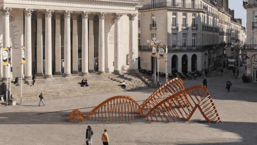 Nantes une immense statue d’une femme enceinte débarque sur la Place Graslin