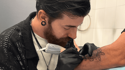 Une journée flash tattoo avec champagne, musique et transats à Nantes