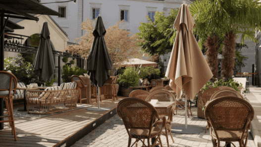 Profiter d'une terrasse ensoleillée à Nantes, avec mobilier confortable et ambiance accueillante.