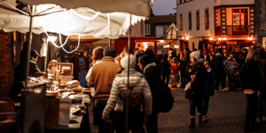 Billeterie de marché nocturne à Nantes avec ambiance chaleureuse et convivialité en extérieur.