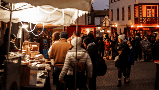 Billeterie de marché nocturne à Nantes avec ambiance chaleureuse et convivialité en extérieur.