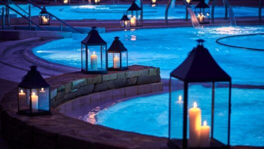 Visuel de spa en soirée avec jets d’eau et bougies, ambiance relaxante, Nantes, centre-ville.