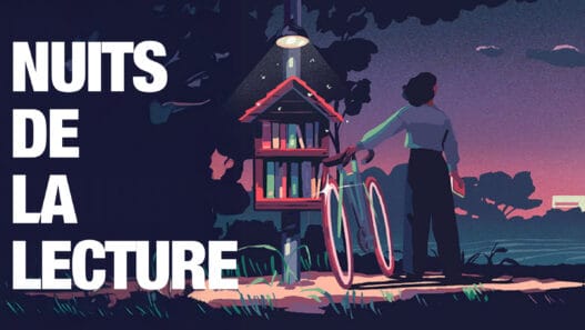 Librairie de nuit avec bicyclettes et lampadaire, lecture et détente à Nantes.