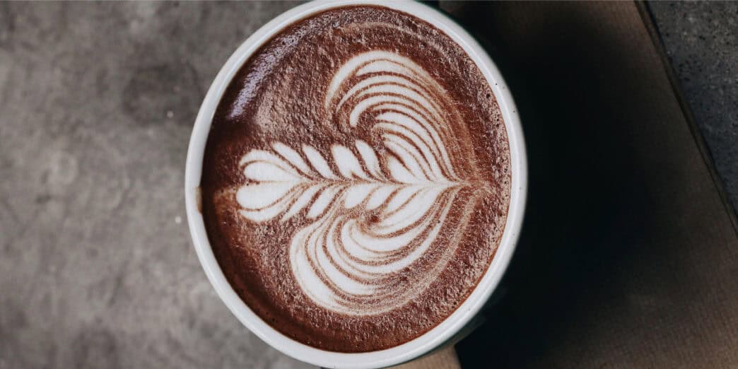 Tasse de chocolat chaud avec latte art cœur, bijou de confort à Nantes.
