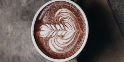Tasse de chocolat chaud avec latte art cœur, bijou de confort à Nantes.
