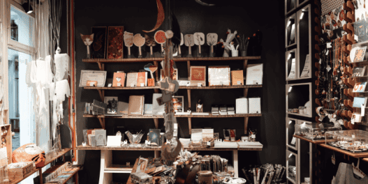 Boutique créative avec accessoires et objets déco à Nantes, artisanat et cadeaux originaux.