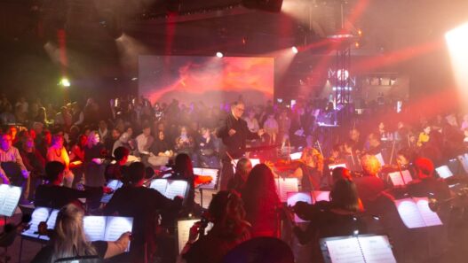 Orchestre symphonique en concert à Nantes, spectacle musical vibrant, ambiance envoûtante, événements culturels à Big City Nantes.