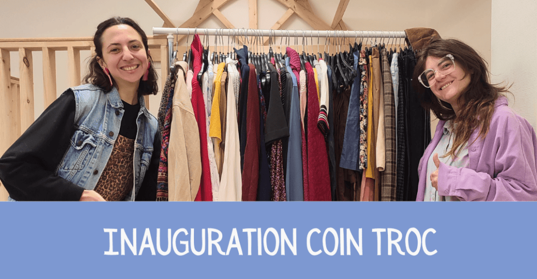Vendeuses à l'ouverture du coin troc avec vêtements variés et mode éthique à Nantes.