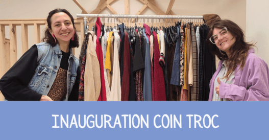 Vendeuses à l'ouverture du coin troc avec vêtements variés et mode éthique à Nantes.