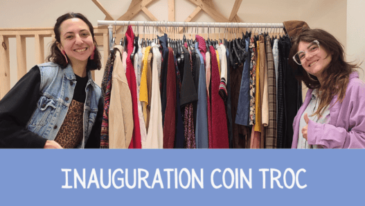 Vendeuses à l'ouverture du coin troc avec vêtements variés et mode éthique à Nantes.