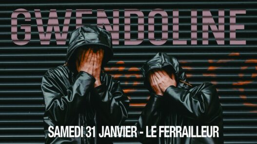 Homme en blouson noir avec capuche, couvre son visage devant une façade sombre.
