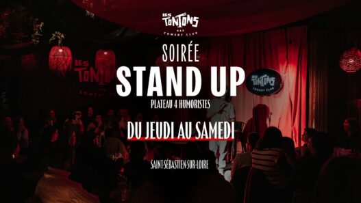 Soirée stand-up comedians à Nantes dans un club de comedy, ambiance festive et conviviale.