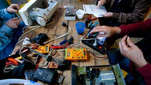 Réparations électroniques et ateliers de bricolage à Nantes, techniques innovantes et formation digitale.