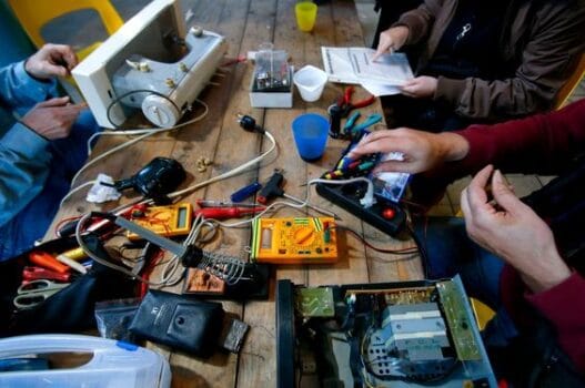 Réparations électroniques et ateliers de bricolage à Nantes, techniques innovantes et formation digitale.