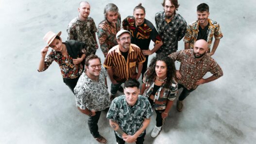 - Groupe de musiciens modernes au centre-ville de Nantes, ambiance musicale dynamique.