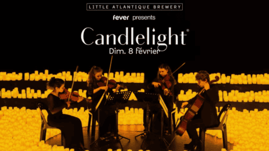 Musiciens jouant du violon et du violoncelle lors du concert Candlelight à Nantes.