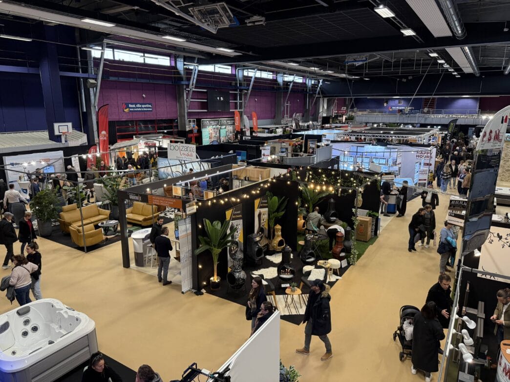 Vente de meubles et décoration lors de l'événement Big City Nantes, marché intérieur dynamique.