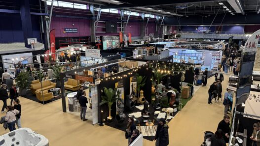 Vente de meubles et décoration lors de l'événement Big City Nantes, marché intérieur dynamique.