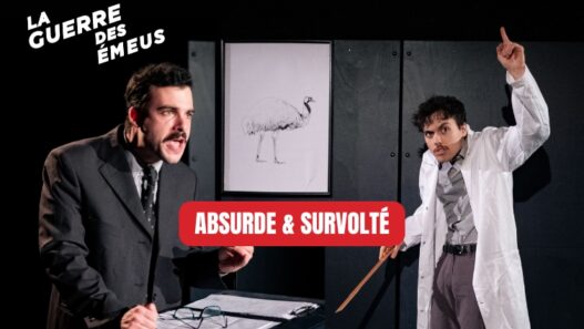 LALT : Deux acteurs en costume noir et blouse blanche en pleine scène comique à Nantes.