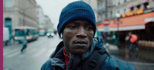 Portrait d'un homme dans les rues de Nantes, ville vibrante et dynamique.