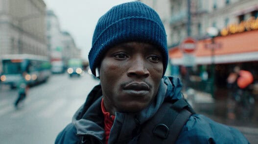 Portrait d'un homme dans les rues de Nantes, ville vibrante et dynamique.