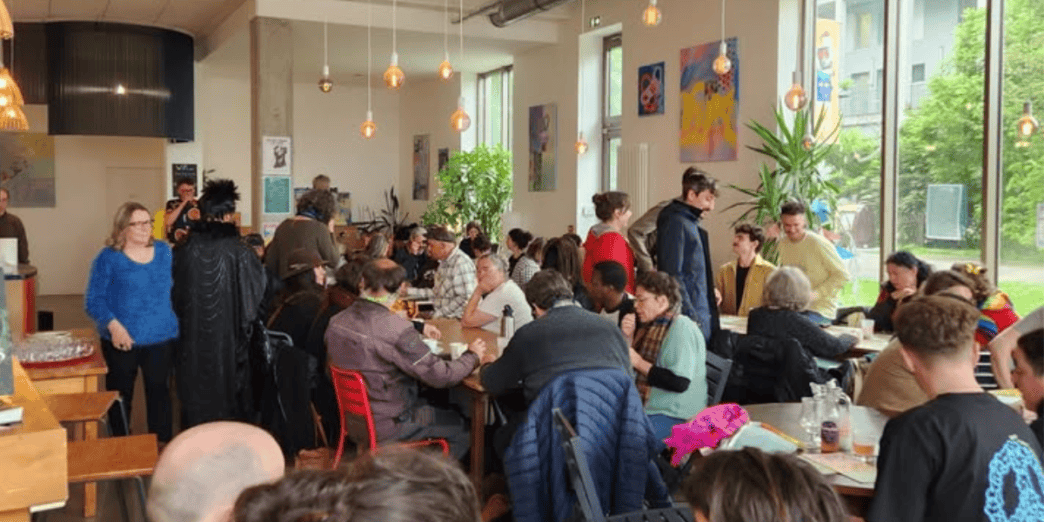 Café animé à Nantes avec clients dans un intérieur moderne et lumineux.
