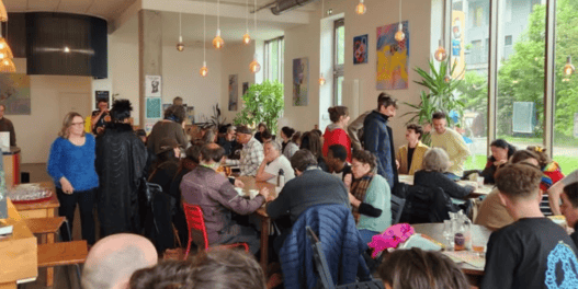 Café animé à Nantes avec clients dans un intérieur moderne et lumineux.