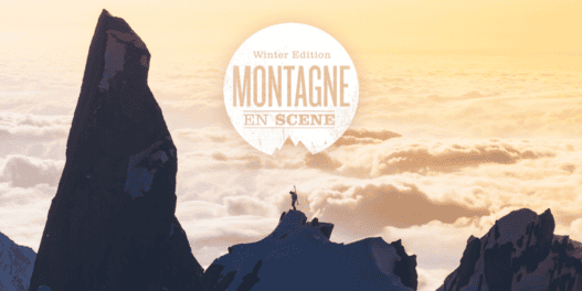 Ascension en montagne avec vue sur les nuages et le soleil couchant, illustration de nature et aventure.