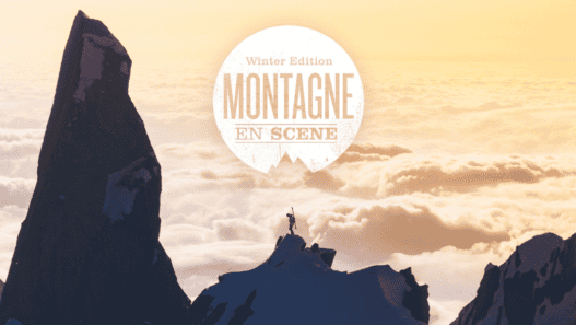 Ascension en montagne avec vue sur les nuages et le soleil couchant, illustration de nature et aventure.