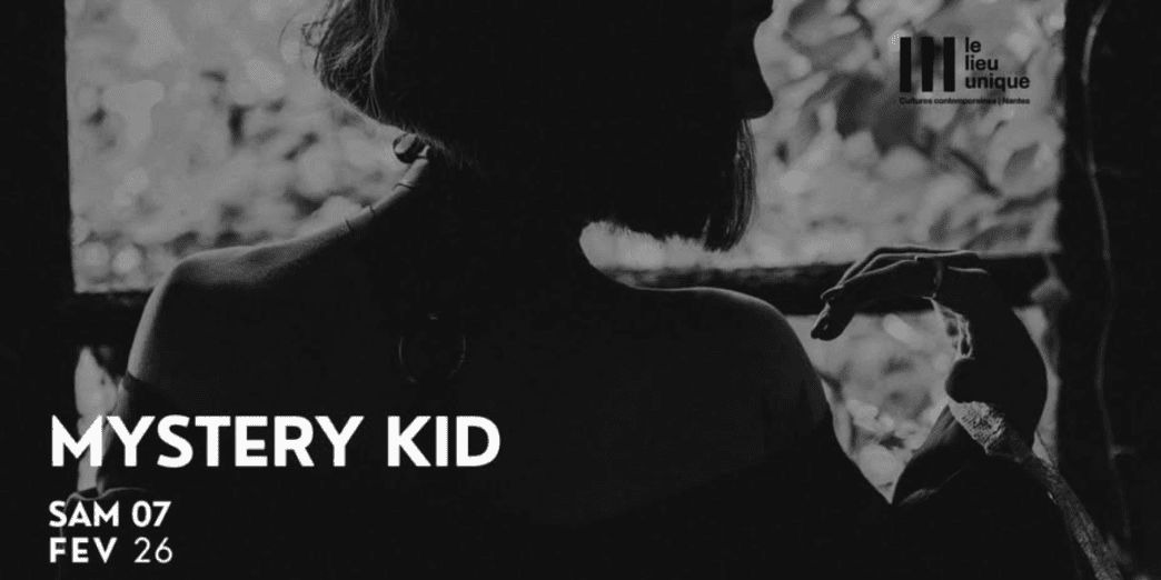 Impression artistique d'une figure mystérieuse en noir et blanc, promotion de l'événement "Mystery Kid" à Nantes.