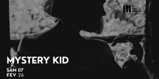 Impression artistique d'une figure mystérieuse en noir et blanc, promotion de l'événement "Mystery Kid" à Nantes.
