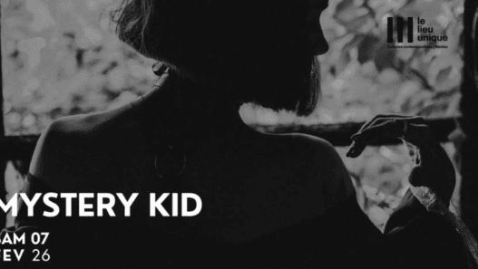 Impression artistique d'une figure mystérieuse en noir et blanc, promotion de l'événement "Mystery Kid" à Nantes.