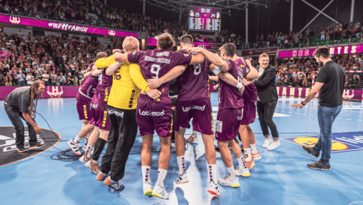 Joueurs de handball en action au stade de Nantes, ambiance sportive et passionnée.