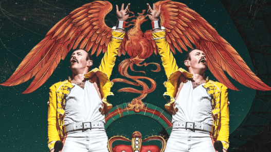 Double performer avec ailes de feu lors d'un spectacle de la Nuit du Roi à Nantes.