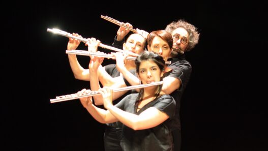 Groupe de musiciens jouant de la flûte avec passion sur scène.