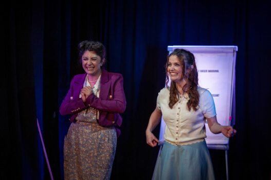 Conseils pour une jeune épouse lors d'une présentation à Nantes, avec deux femmes souriantes sur scè.