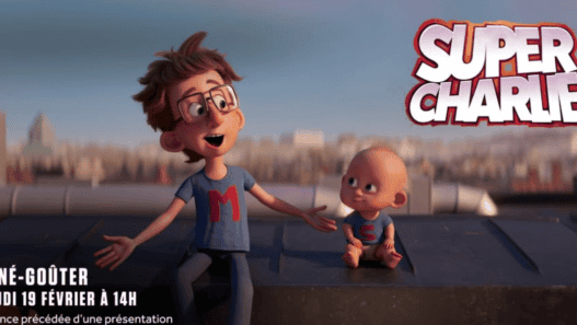 Film Super Charlie en plein air à Nantes, famille profitant d'une séance cinéma en extérieur.