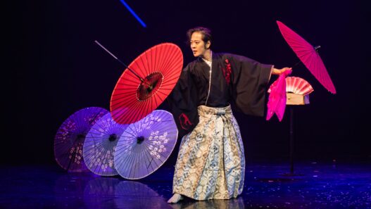 Festival magique Nantes - Spectacle de danse avec parapluies colorés.