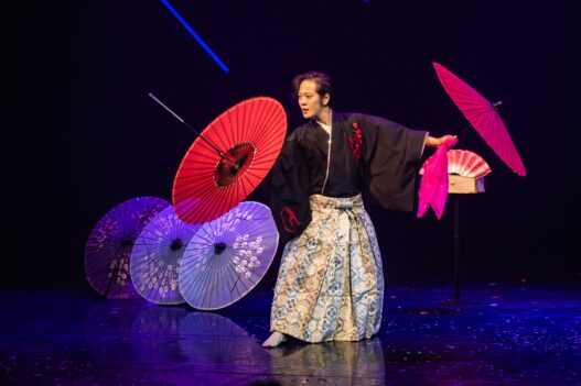 Festival magique Nantes - Spectacle de danse avec parapluies colorés.