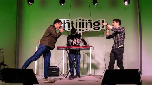 Jeune talent en action lors du concours Génération Chtiing à Nantes, prêt à remporter 1 000 € grâce.