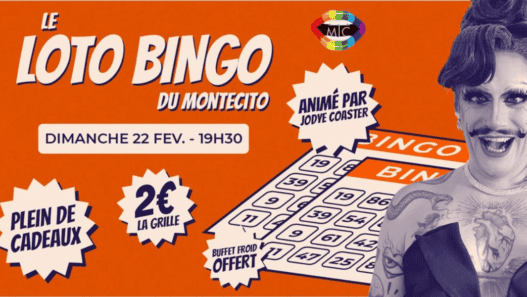 Balade dans une salle de loto avec un animateur, ambiance festive et décor coloré.