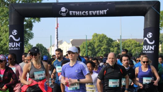 Participants à la course Run for Planet Nantes sous l'arche d'événement.