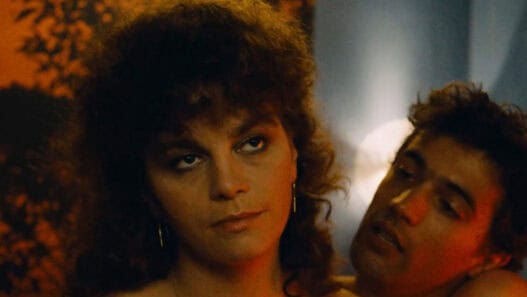 Scène de film avec deux personnages, ambiance dramatique et introspective.