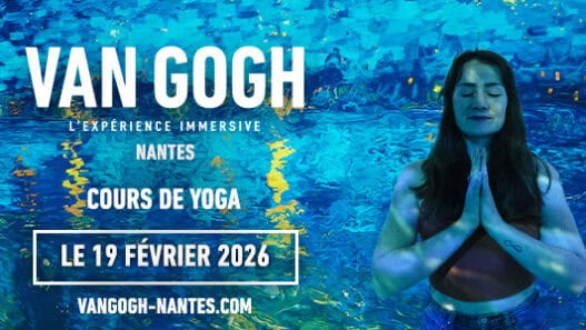 Femme pratiquant le yoga devant une installation Van Gogh immersive.