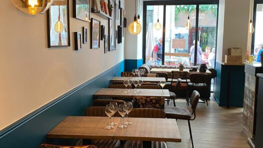 Salle de restaurant accueillante avec tables élégantes et décoration moderne.