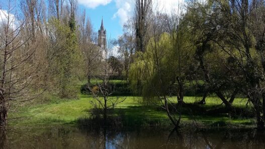 Pontchâteau, paysage naturel avec rivière et arbres au printemps.