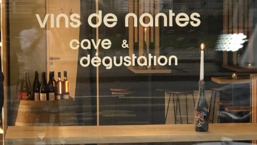 Vins de Nantes, cave et dégustation, ambiance chaleureuse et conviviale.